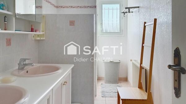 Maison plain pied avec de beaux volumes.