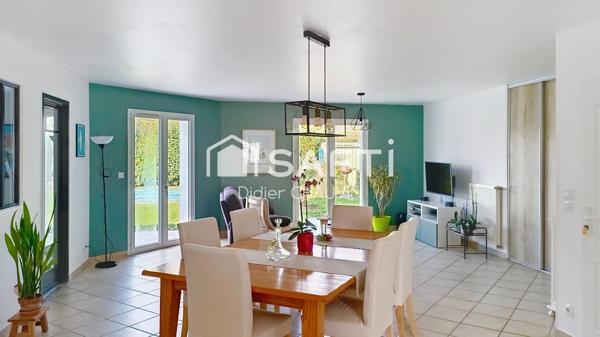 Maison plain pied avec de beaux volumes.