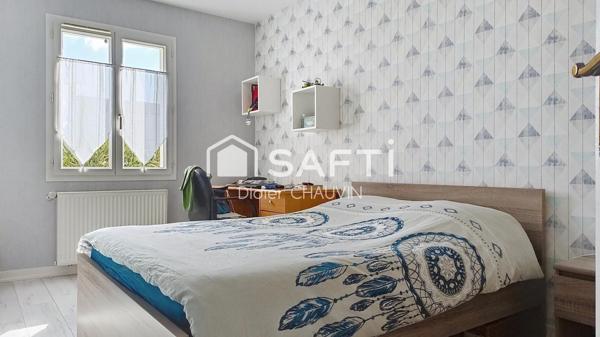 Maison plain pied avec de beaux volumes.