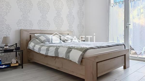 Maison plain pied avec de beaux volumes.