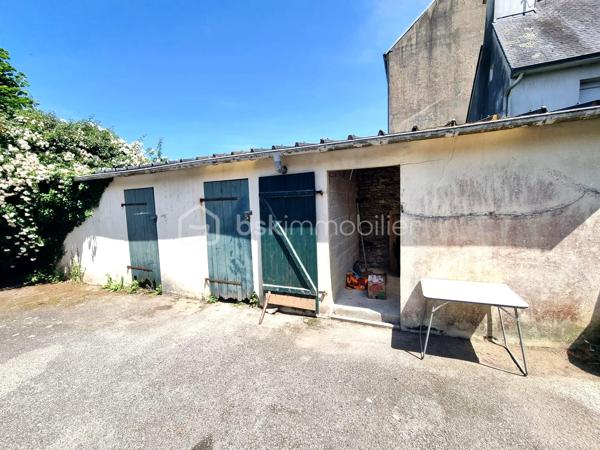 EXCLUSIVITÉ – KILLIAN LE MEUR - BSK IMMOBILIER 

Investissement locatif.
Idéalement située dans le centre de Carhaix (29270).

Immeuble (n°10) d’environ 182m2 comprenant :

• T2 de 51m² déjà loué : 460 €/mois HC – DPE : D
• T3 de 51m² déjà loué : 530 €/mois HC – DPE : C
• T5 en duplex de 81m² déjà loué : 600 €/mois HC – DPE : C

L’immeuble dispose également de 3 box.
Immeuble avec un compteur électrique pour les parties communes + un par appartement et compteur d'eau commun avec des sous-compteurs.

✅ Loyers annuels : 19 080 €
✅ Taxe foncière : 1761 €
✅ Rentabilité d’environ 7 %

--- --- --- --- --- --- --- --- --- --- --- --- --- --- --- --- --- --- --- --- 
⭐ACCOMPAGNEMENT SUR MESURE
Vous souhaitez vendre votre bien ?
Contactez-moi. Evaluation OFFERTE sous 48h !

⭐VENTE IMMOBILIÈRE – Finistère Sud
Échangeons sur votre projet pour définir la meilleure stratégie de vente.

⭐APPORTEURS D'AFFAIRES
Vous connaissez quelqu'un qui souhaite vendre ?
Contactez-moi. Rémunération attractive !
--- --- --- --- --- --- --- --- --- --- --- --- --- --- --- --- --- --- --- ---
