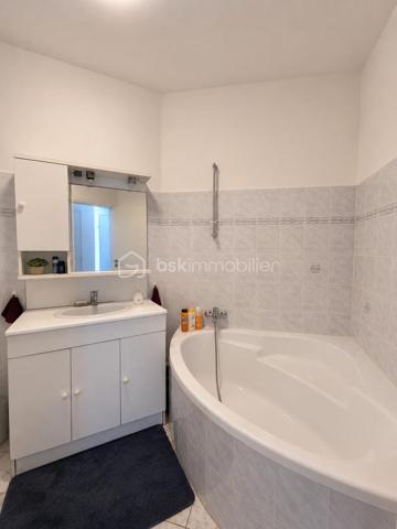 EXCLUSIVITÉ – KILLIAN LE MEUR - BSK IMMOBILIER 

Investissement locatif.
Idéalement située dans le centre de Carhaix (29270).

Immeuble (n°10) d’environ 182m2 comprenant :

• T2 de 51m² déjà loué : 460 €/mois HC – DPE : D
• T3 de 51m² déjà loué : 530 €/mois HC – DPE : C
• T5 en duplex de 81m² déjà loué : 600 €/mois HC – DPE : C

L’immeuble dispose également de 3 box.
Immeuble avec un compteur électrique pour les parties communes + un par appartement et compteur d'eau commun avec des sous-compteurs.

✅ Loyers annuels : 19 080 €
✅ Taxe foncière : 1761 €
✅ Rentabilité d’environ 7 %

--- --- --- --- --- --- --- --- --- --- --- --- --- --- --- --- --- --- --- --- 
⭐ACCOMPAGNEMENT SUR MESURE
Vous souhaitez vendre votre bien ?
Contactez-moi. Evaluation OFFERTE sous 48h !

⭐VENTE IMMOBILIÈRE – Finistère Sud
Échangeons sur votre projet pour définir la meilleure stratégie de vente.

⭐APPORTEURS D'AFFAIRES
Vous connaissez quelqu'un qui souhaite vendre ?
Contactez-moi. Rémunération attractive !
--- --- --- --- --- --- --- --- --- --- --- --- --- --- --- --- --- --- --- ---