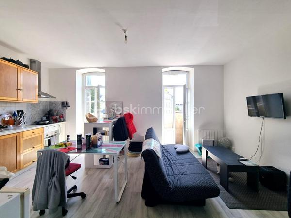 EXCLUSIVITÉ – KILLIAN LE MEUR - BSK IMMOBILIER 

Investissement locatif.
Idéalement située dans le centre de Carhaix (29270).

Immeuble (n°10) d’environ 182m2 comprenant :

• T2 de 51m² déjà loué : 460 €/mois HC – DPE : D
• T3 de 51m² déjà loué : 530 €/mois HC – DPE : C
• T5 en duplex de 81m² déjà loué : 600 €/mois HC – DPE : C

L’immeuble dispose également de 3 box.
Immeuble avec un compteur électrique pour les parties communes + un par appartement et compteur d'eau commun avec des sous-compteurs.

✅ Loyers annuels : 19 080 €
✅ Taxe foncière : 1761 €
✅ Rentabilité d’environ 7 %

--- --- --- --- --- --- --- --- --- --- --- --- --- --- --- --- --- --- --- --- 
⭐ACCOMPAGNEMENT SUR MESURE
Vous souhaitez vendre votre bien ?
Contactez-moi. Evaluation OFFERTE sous 48h !

⭐VENTE IMMOBILIÈRE – Finistère Sud
Échangeons sur votre projet pour définir la meilleure stratégie de vente.

⭐APPORTEURS D'AFFAIRES
Vous connaissez quelqu'un qui souhaite vendre ?
Contactez-moi. Rémunération attractive !
--- --- --- --- --- --- --- --- --- --- --- --- --- --- --- --- --- --- --- ---