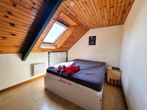 EXCLUSIVITÉ – KILLIAN LE MEUR - BSK IMMOBILIER 

Investissement locatif.
Idéalement située dans le centre de Carhaix (29270).

Immeuble (n°10) d’environ 182m2 comprenant :

• T2 de 51m² déjà loué : 460 €/mois HC – DPE : D
• T3 de 51m² déjà loué : 530 €/mois HC – DPE : C
• T5 en duplex de 81m² déjà loué : 600 €/mois HC – DPE : C

L’immeuble dispose également de 3 box.
Immeuble avec un compteur électrique pour les parties communes + un par appartement et compteur d'eau commun avec des sous-compteurs.

✅ Loyers annuels : 19 080 €
✅ Taxe foncière : 1761 €
✅ Rentabilité d’environ 7 %

--- --- --- --- --- --- --- --- --- --- --- --- --- --- --- --- --- --- --- --- 
⭐ACCOMPAGNEMENT SUR MESURE
Vous souhaitez vendre votre bien ?
Contactez-moi. Evaluation OFFERTE sous 48h !

⭐VENTE IMMOBILIÈRE – Finistère Sud
Échangeons sur votre projet pour définir la meilleure stratégie de vente.

⭐APPORTEURS D'AFFAIRES
Vous connaissez quelqu'un qui souhaite vendre ?
Contactez-moi. Rémunération attractive !
--- --- --- --- --- --- --- --- --- --- --- --- --- --- --- --- --- --- --- ---