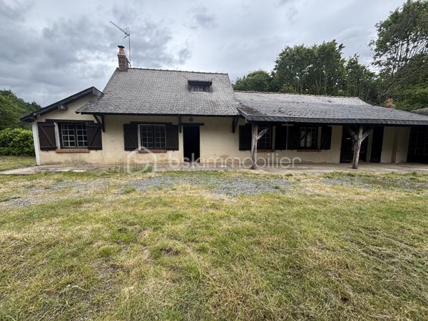 Maison de type longère d'environ 110m2 à rénover plus un garage indépendant d'environ 50m2 
Situé en campagne de Belligné sur un terrain de 3392m2.

Travaux  à prévoir, Menuiseries, chauffage, isolation, électricité. Budget travaux 60 000euros

Assainissement refait à neuf.

Environnement calme et verdoyant pour les amoureux de la nature.