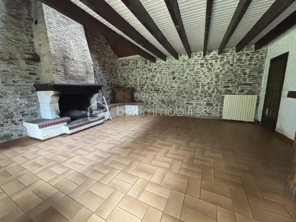 Maison de type longère d'environ 110m2 à rénover plus un garage indépendant d'environ 50m2 
Situé en campagne de Belligné sur un terrain de 3392m2.

Travaux  à prévoir, Menuiseries, chauffage, isolation, électricité. Budget travaux 60 000euros

Assainissement refait à neuf.

Environnement calme et verdoyant pour les amoureux de la nature.
