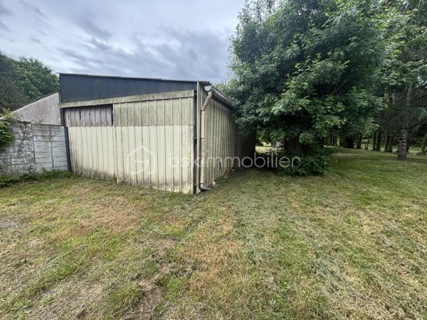 Maison de type longère d'environ 110m2 à rénover plus un garage indépendant d'environ 50m2 
Situé en campagne de Belligné sur un terrain de 3392m2.

Travaux  à prévoir, Menuiseries, chauffage, isolation, électricité. Budget travaux 60 000euros

Assainissement refait à neuf.

Environnement calme et verdoyant pour les amoureux de la nature.
