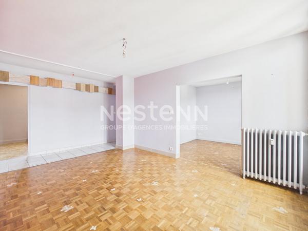A vendre à Aurillac, secteur grande Poste, au 6 ème étage avec ascenseur, appartement traversant de type 3 avec cave