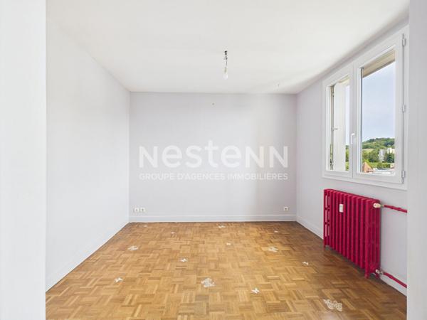 A vendre à Aurillac, secteur grande Poste, au 6 ème étage avec ascenseur, appartement traversant de type 3 avec cave