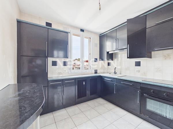 A vendre à Aurillac, secteur grande Poste, au 6 ème étage avec ascenseur, appartement traversant de type 3 avec cave