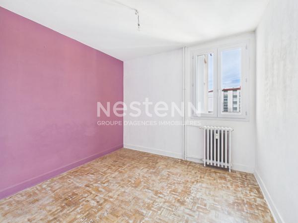 A vendre à Aurillac, secteur grande Poste, au 6 ème étage avec ascenseur, appartement traversant de type 3 avec cave