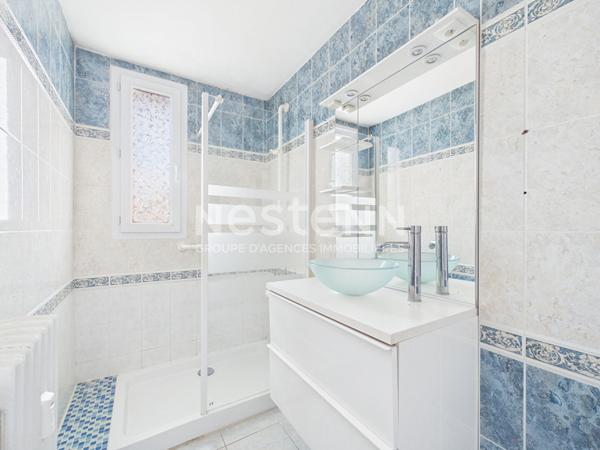 A vendre à Aurillac, secteur grande Poste, au 6 ème étage avec ascenseur, appartement traversant de type 3 avec cave