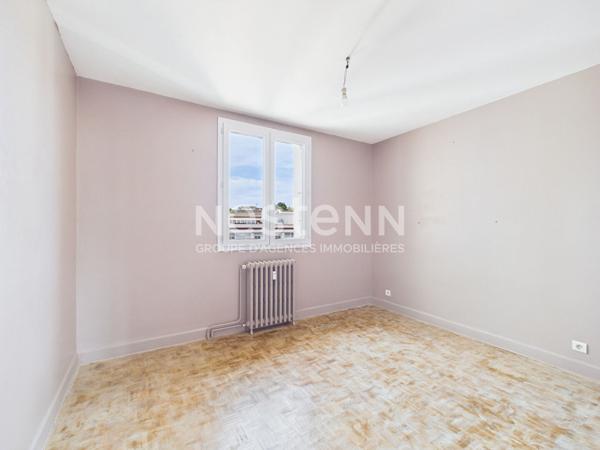 A vendre à Aurillac, secteur grande Poste, au 6 ème étage avec ascenseur, appartement traversant de type 3 avec cave