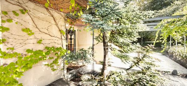 PUYMOYEN - MAISON D'ARCHITECTE D’ENV 250 M² SUR SOUS-SOL – 5 CHAMBRES LE TOUT SUR UN TERRAIN DE 7 005 m²