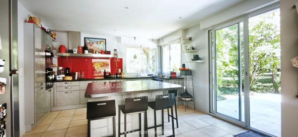 PUYMOYEN - MAISON D'ARCHITECTE D’ENV 250 M² SUR SOUS-SOL – 5 CHAMBRES LE TOUT SUR UN TERRAIN DE 7 005 m²