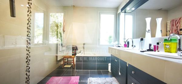 PUYMOYEN - MAISON D'ARCHITECTE D’ENV 250 M² SUR SOUS-SOL – 5 CHAMBRES LE TOUT SUR UN TERRAIN DE 7 005 m²