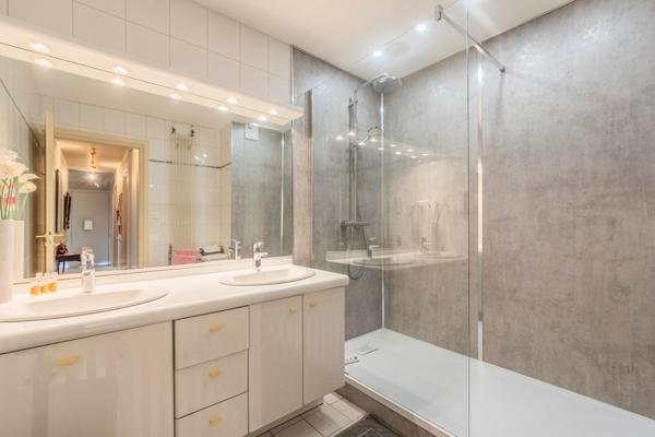 Appartement de prestige - 217m² - 5 chambres - terrasse - cave - garage - place de parking