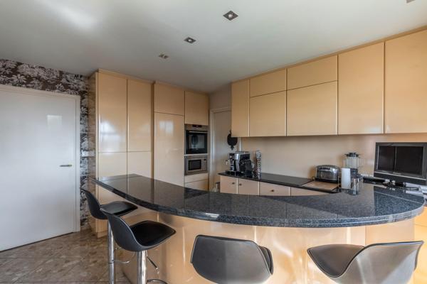 Appartement de prestige - 217m² - 5 chambres - terrasse - cave - garage - place de parking