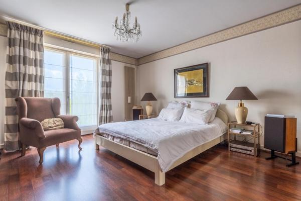 Appartement de prestige - 217m² - 5 chambres - terrasse - cave - garage - place de parking
