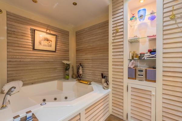 Appartement de prestige - 217m² - 5 chambres - terrasse - cave - garage - place de parking