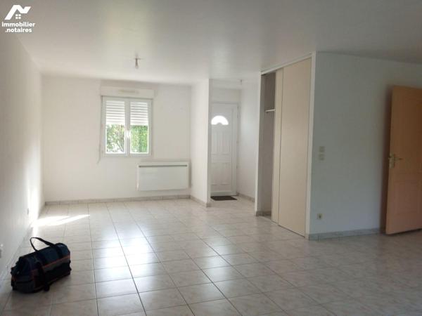 10 min. MAYENNE (53100), pavillon de plain-pied à usage d'habitation, construit en parpaings, c...