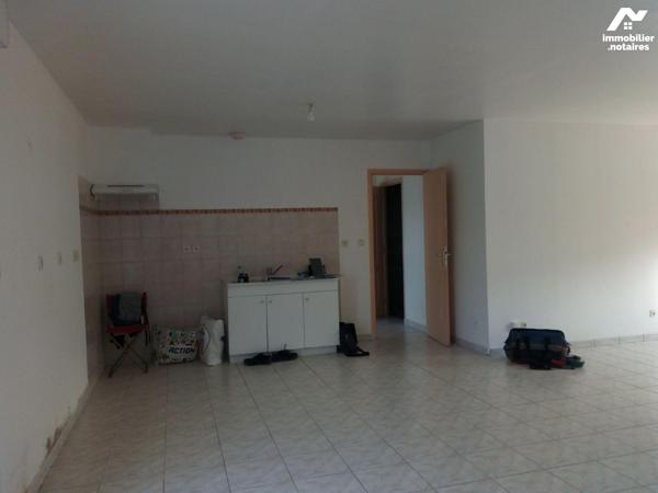 10 min. MAYENNE (53100), pavillon de plain-pied à usage d'habitation, construit en parpaings, c...