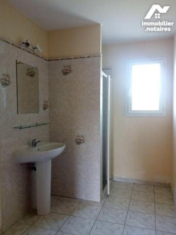 10 min. MAYENNE (53100), pavillon de plain-pied à usage d'habitation, construit en parpaings, c...