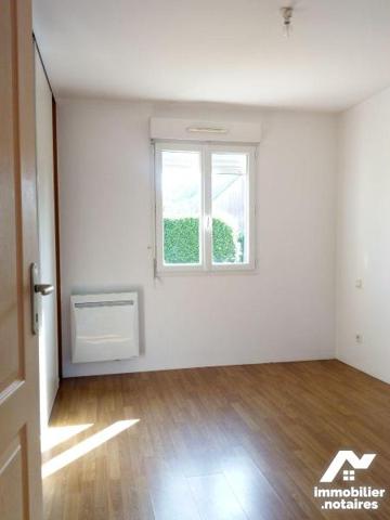 10 min. MAYENNE (53100), pavillon de plain-pied à usage d'habitation, construit en parpaings, c...