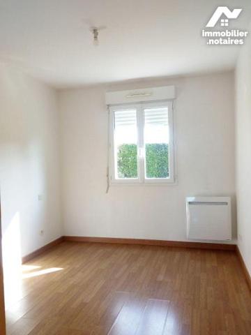 10 min. MAYENNE (53100), pavillon de plain-pied à usage d'habitation, construit en parpaings, c...