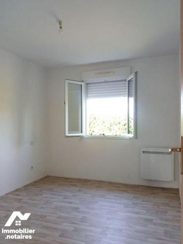 10 min. MAYENNE (53100), pavillon de plain-pied à usage d'habitation, construit en parpaings, c...