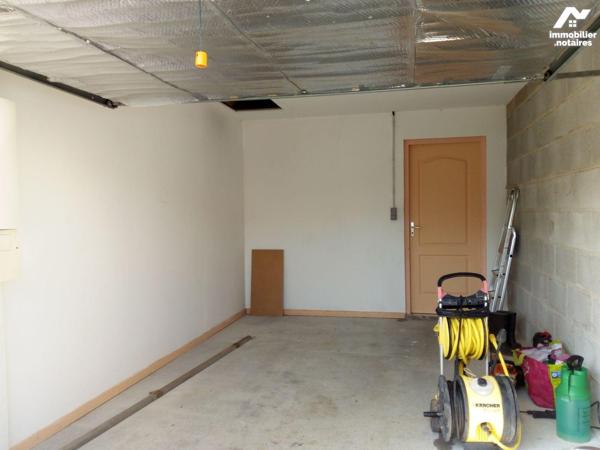 10 min. MAYENNE (53100), pavillon de plain-pied à usage d'habitation, construit en parpaings, c...