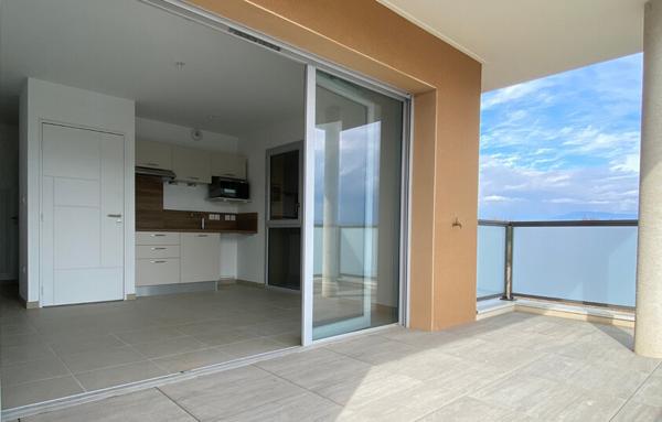 Studio récent avec terrasse et place de parking sécurisée   Idéal investisseur ou primo-accédants !