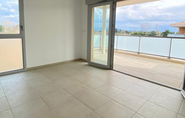 Studio récent avec terrasse et place de parking sécurisée   Idéal investisseur ou primo-accédants !