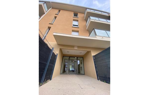 Studio récent avec terrasse et place de parking sécurisée   Idéal investisseur ou primo-accédants !