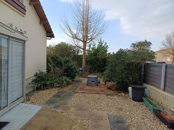 A vendre maison 70m², 2 chambres, un bureau, garages, terrain dans quartier résidentiel de 678 m²