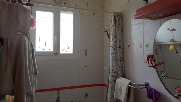 A vendre maison 70m², 2 chambres, un bureau, garages, terrain dans quartier résidentiel de 678 m²