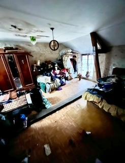 Rare sur le marché !! A seulement 10min en voiture de la gare de Longueville (Paris-Est 1h), situé dans un village calme et paisible avec école maternelle, je vous invite à découvrir cette maison individuelle de 130m2 en surface totale (soit 78m2 habitable). 
Ce bien est composée en rez-de-chaussée : d'une entrée sur un salon/séjour de 42m2 environ, une cuisine, dégagement, une buanderie, un wc, une cave, une pièce.
A l'étage : palier, une grande chambre de 24m2 environ et un grenier de 27m2 aménageable (chambre supplémentaire, salle de jeux, etc...)
Chauffage : Electrique (radiateur)
Menuiserie : PVC/DV
TF : 955€/an

En extérieur : abris de jardin, cour devant la maison, un terrain (en arrière plan) de 1170m2 !!!
A ne pas manquer !