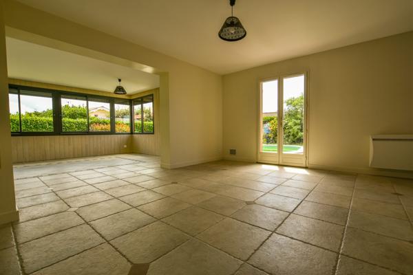 Biganos (33380) Villa de plain-pied rénovée avec 3 chambres, piscine et garage