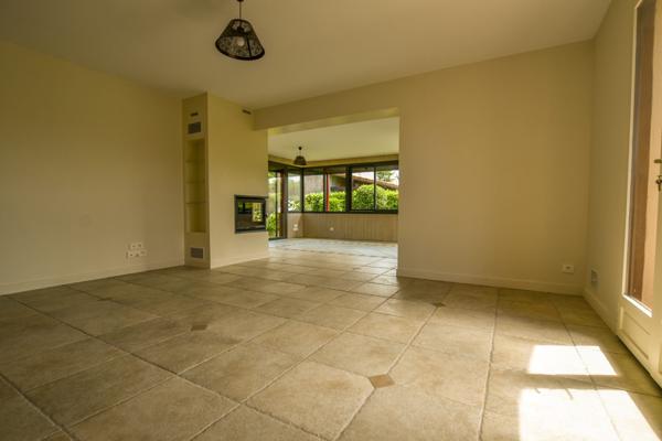 Biganos (33380) Villa de plain-pied rénovée avec 3 chambres, piscine et garage