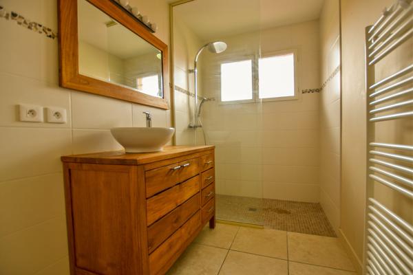 Biganos (33380) Villa de plain-pied rénovée avec 3 chambres, piscine et garage