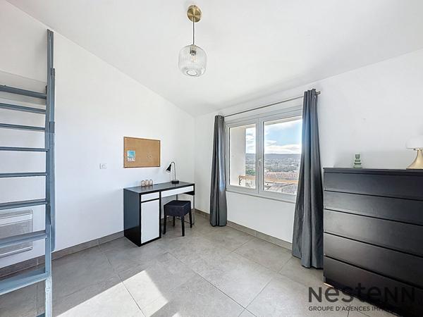 T3 lumineux avec terrasse et vue dégagée ! Dernier étage ! Centre Rousset