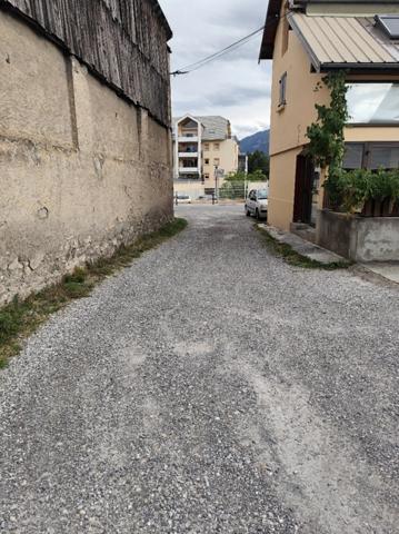 Exceptionnel à Embrun – Maison à rénover avec dépendances et fort potentiel
