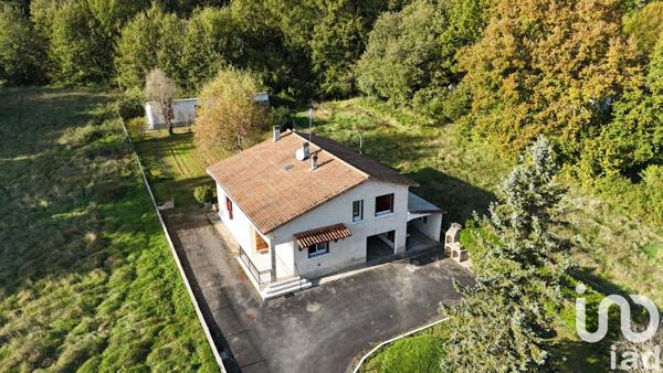 Maison 4 pièces de 93 m² à Roullet-Saint-Estèphe (16440)
