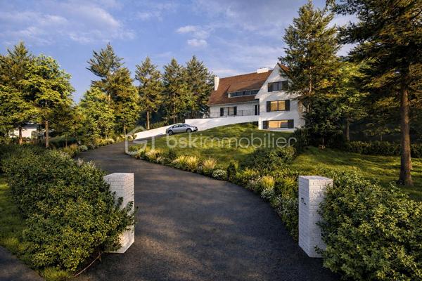 Offrez-vous le privilège d'une vue imprenable sur le Golf des Pins, face au trou n°14, dans cette élégante maison de style Hardelotoise au charme authentique.

Développant 235 m² habitables sur un terrain d'environ 1 600 m²(parcelle rose sur le plan de masse), cette propriété offre de magnifiques volumes avec 6 chambres et la possibilité d'une vie de plain-pied, idéale pour une résidence principale comme secondaire.

Parce que les plus beaux projets commencent sur de bonnes bases, d'importants travaux seront réalisés avant la vente :

Toiture entièrement refaite ;
Remplacement de l'ensemble des huisseries ;
Ouverture d'un mur afin de créer une vaste et lumineuse pièce de vie ;
Terrassement réalisé pour faciliter l'accès aux garages ;
Pompe à chaleur réversible neuve, alliant confort et performance énergétique.

Vous bénéficierez ainsi d'une maison techniquement remise à niveau, ne laissant place qu'à votre imagination pour concevoir un intérieur à votre goût, tout en préservant le caractère unique de cette demeure.

Son architecture typiquement Hardelotoise, ses volumes généreux, son environnement verdoyant et sa vue privilégiée sur le Golf des Pins font de cette propriété une opportunité rare sur le secteur.

Un cadre de vie exceptionnel où le charme de l'architecture rencontre la beauté du golf. Une maison unique, prête à accueillir votre projet de vie.

Découvrez les projections réalisées, illustrant le futur rendu extérieur de la propriété après les travaux prévus et également les plans intérieurs actuels et projetés.
Une aide précieuse pour vous projeter dans tout le potentiel de cette demeure d'exception. 

Contactez-moi pour plus d'informations et une visite pour vous présenter le projet.