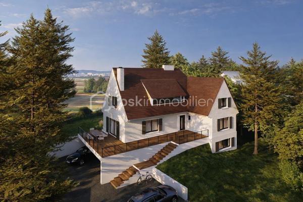 Offrez-vous le privilège d'une vue imprenable sur le Golf des Pins, face au trou n°14, dans cette élégante maison de style Hardelotoise au charme authentique.

Développant 235 m² habitables sur un terrain d'environ 1 600 m²(parcelle rose sur le plan de masse), cette propriété offre de magnifiques volumes avec 6 chambres et la possibilité d'une vie de plain-pied, idéale pour une résidence principale comme secondaire.

Parce que les plus beaux projets commencent sur de bonnes bases, d'importants travaux seront réalisés avant la vente :

Toiture entièrement refaite ;
Remplacement de l'ensemble des huisseries ;
Ouverture d'un mur afin de créer une vaste et lumineuse pièce de vie ;
Terrassement réalisé pour faciliter l'accès aux garages ;
Pompe à chaleur réversible neuve, alliant confort et performance énergétique.

Vous bénéficierez ainsi d'une maison techniquement remise à niveau, ne laissant place qu'à votre imagination pour concevoir un intérieur à votre goût, tout en préservant le caractère unique de cette demeure.

Son architecture typiquement Hardelotoise, ses volumes généreux, son environnement verdoyant et sa vue privilégiée sur le Golf des Pins font de cette propriété une opportunité rare sur le secteur.

Un cadre de vie exceptionnel où le charme de l'architecture rencontre la beauté du golf. Une maison unique, prête à accueillir votre projet de vie.

Découvrez les projections réalisées, illustrant le futur rendu extérieur de la propriété après les travaux prévus et également les plans intérieurs actuels et projetés.
Une aide précieuse pour vous projeter dans tout le potentiel de cette demeure d'exception. 

Contactez-moi pour plus d'informations et une visite pour vous présenter le projet.