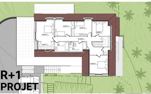 Offrez-vous le privilège d'une vue imprenable sur le Golf des Pins, face au trou n°14, dans cette élégante maison de style Hardelotoise au charme authentique.

Développant 235 m² habitables sur un terrain d'environ 1 600 m²(parcelle rose sur le plan de masse), cette propriété offre de magnifiques volumes avec 6 chambres et la possibilité d'une vie de plain-pied, idéale pour une résidence principale comme secondaire.

Parce que les plus beaux projets commencent sur de bonnes bases, d'importants travaux seront réalisés avant la vente :

Toiture entièrement refaite ;
Remplacement de l'ensemble des huisseries ;
Ouverture d'un mur afin de créer une vaste et lumineuse pièce de vie ;
Terrassement réalisé pour faciliter l'accès aux garages ;
Pompe à chaleur réversible neuve, alliant confort et performance énergétique.

Vous bénéficierez ainsi d'une maison techniquement remise à niveau, ne laissant place qu'à votre imagination pour concevoir un intérieur à votre goût, tout en préservant le caractère unique de cette demeure.

Son architecture typiquement Hardelotoise, ses volumes généreux, son environnement verdoyant et sa vue privilégiée sur le Golf des Pins font de cette propriété une opportunité rare sur le secteur.

Un cadre de vie exceptionnel où le charme de l'architecture rencontre la beauté du golf. Une maison unique, prête à accueillir votre projet de vie.

Découvrez les projections réalisées, illustrant le futur rendu extérieur de la propriété après les travaux prévus et également les plans intérieurs actuels et projetés.
Une aide précieuse pour vous projeter dans tout le potentiel de cette demeure d'exception. 

Contactez-moi pour plus d'informations et une visite pour vous présenter le projet.