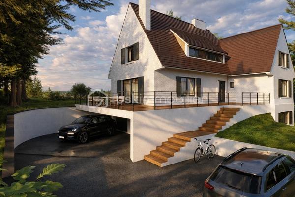 Offrez-vous le privilège d'une vue imprenable sur le Golf des Pins, face au trou n°14, dans cette élégante maison de style Hardelotoise au charme authentique.

Développant 235 m² habitables sur un terrain d'environ 1 600 m²(parcelle rose sur le plan de masse), cette propriété offre de magnifiques volumes avec 6 chambres et la possibilité d'une vie de plain-pied, idéale pour une résidence principale comme secondaire.

Parce que les plus beaux projets commencent sur de bonnes bases, d'importants travaux seront réalisés avant la vente :

Toiture entièrement refaite ;
Remplacement de l'ensemble des huisseries ;
Ouverture d'un mur afin de créer une vaste et lumineuse pièce de vie ;
Terrassement réalisé pour faciliter l'accès aux garages ;
Pompe à chaleur réversible neuve, alliant confort et performance énergétique.

Vous bénéficierez ainsi d'une maison techniquement remise à niveau, ne laissant place qu'à votre imagination pour concevoir un intérieur à votre goût, tout en préservant le caractère unique de cette demeure.

Son architecture typiquement Hardelotoise, ses volumes généreux, son environnement verdoyant et sa vue privilégiée sur le Golf des Pins font de cette propriété une opportunité rare sur le secteur.

Un cadre de vie exceptionnel où le charme de l'architecture rencontre la beauté du golf. Une maison unique, prête à accueillir votre projet de vie.

Découvrez les projections réalisées, illustrant le futur rendu extérieur de la propriété après les travaux prévus et également les plans intérieurs actuels et projetés.
Une aide précieuse pour vous projeter dans tout le potentiel de cette demeure d'exception. 

Contactez-moi pour plus d'informations et une visite pour vous présenter le projet.