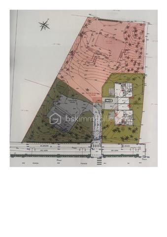 Offrez-vous le privilège d'une vue imprenable sur le Golf des Pins, face au trou n°14, dans cette élégante maison de style Hardelotoise au charme authentique.

Développant 235 m² habitables sur un terrain d'environ 1 600 m²(parcelle rose sur le plan de masse), cette propriété offre de magnifiques volumes avec 6 chambres et la possibilité d'une vie de plain-pied, idéale pour une résidence principale comme secondaire.

Parce que les plus beaux projets commencent sur de bonnes bases, d'importants travaux seront réalisés avant la vente :

Toiture entièrement refaite ;
Remplacement de l'ensemble des huisseries ;
Ouverture d'un mur afin de créer une vaste et lumineuse pièce de vie ;
Terrassement réalisé pour faciliter l'accès aux garages ;
Pompe à chaleur réversible neuve, alliant confort et performance énergétique.

Vous bénéficierez ainsi d'une maison techniquement remise à niveau, ne laissant place qu'à votre imagination pour concevoir un intérieur à votre goût, tout en préservant le caractère unique de cette demeure.

Son architecture typiquement Hardelotoise, ses volumes généreux, son environnement verdoyant et sa vue privilégiée sur le Golf des Pins font de cette propriété une opportunité rare sur le secteur.

Un cadre de vie exceptionnel où le charme de l'architecture rencontre la beauté du golf. Une maison unique, prête à accueillir votre projet de vie.

Découvrez les projections réalisées, illustrant le futur rendu extérieur de la propriété après les travaux prévus et également les plans intérieurs actuels et projetés.
Une aide précieuse pour vous projeter dans tout le potentiel de cette demeure d'exception. 

Contactez-moi pour plus d'informations et une visite pour vous présenter le projet.