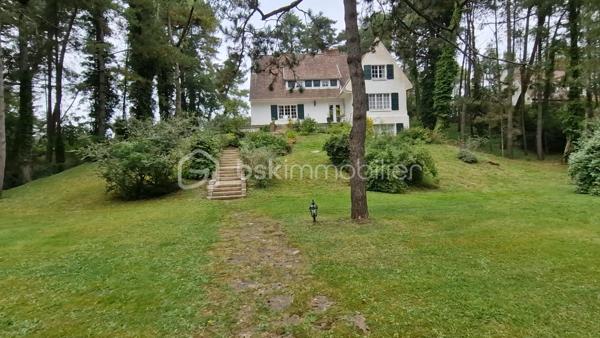 Offrez-vous le privilège d'une vue imprenable sur le Golf des Pins, face au trou n°14, dans cette élégante maison de style Hardelotoise au charme authentique.

Développant 235 m² habitables sur un terrain d'environ 1 600 m²(parcelle rose sur le plan de masse), cette propriété offre de magnifiques volumes avec 6 chambres et la possibilité d'une vie de plain-pied, idéale pour une résidence principale comme secondaire.

Parce que les plus beaux projets commencent sur de bonnes bases, d'importants travaux seront réalisés avant la vente :

Toiture entièrement refaite ;
Remplacement de l'ensemble des huisseries ;
Ouverture d'un mur afin de créer une vaste et lumineuse pièce de vie ;
Terrassement réalisé pour faciliter l'accès aux garages ;
Pompe à chaleur réversible neuve, alliant confort et performance énergétique.

Vous bénéficierez ainsi d'une maison techniquement remise à niveau, ne laissant place qu'à votre imagination pour concevoir un intérieur à votre goût, tout en préservant le caractère unique de cette demeure.

Son architecture typiquement Hardelotoise, ses volumes généreux, son environnement verdoyant et sa vue privilégiée sur le Golf des Pins font de cette propriété une opportunité rare sur le secteur.

Un cadre de vie exceptionnel où le charme de l'architecture rencontre la beauté du golf. Une maison unique, prête à accueillir votre projet de vie.

Découvrez les projections réalisées, illustrant le futur rendu extérieur de la propriété après les travaux prévus et également les plans intérieurs actuels et projetés.
Une aide précieuse pour vous projeter dans tout le potentiel de cette demeure d'exception. 

Contactez-moi pour plus d'informations et une visite pour vous présenter le projet.