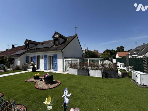 Maison familiale avec véranda, piscine couverte et panneaux solaires
